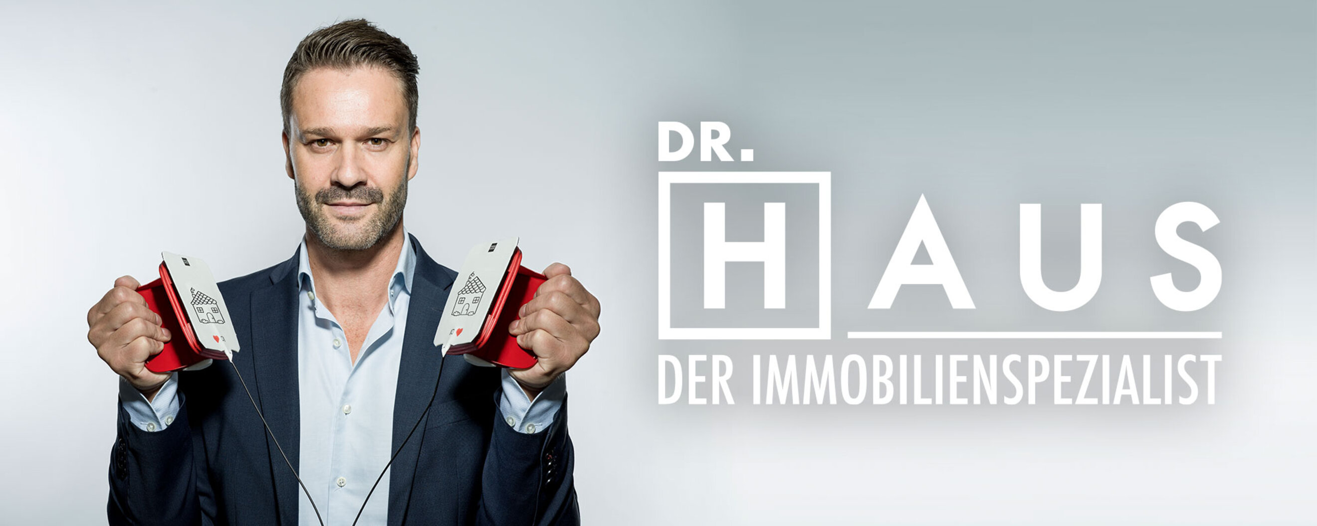 Dr. Haus – Der Immobilienspezialist. Mario Tribus mit den Dr.-Haus-Karten.